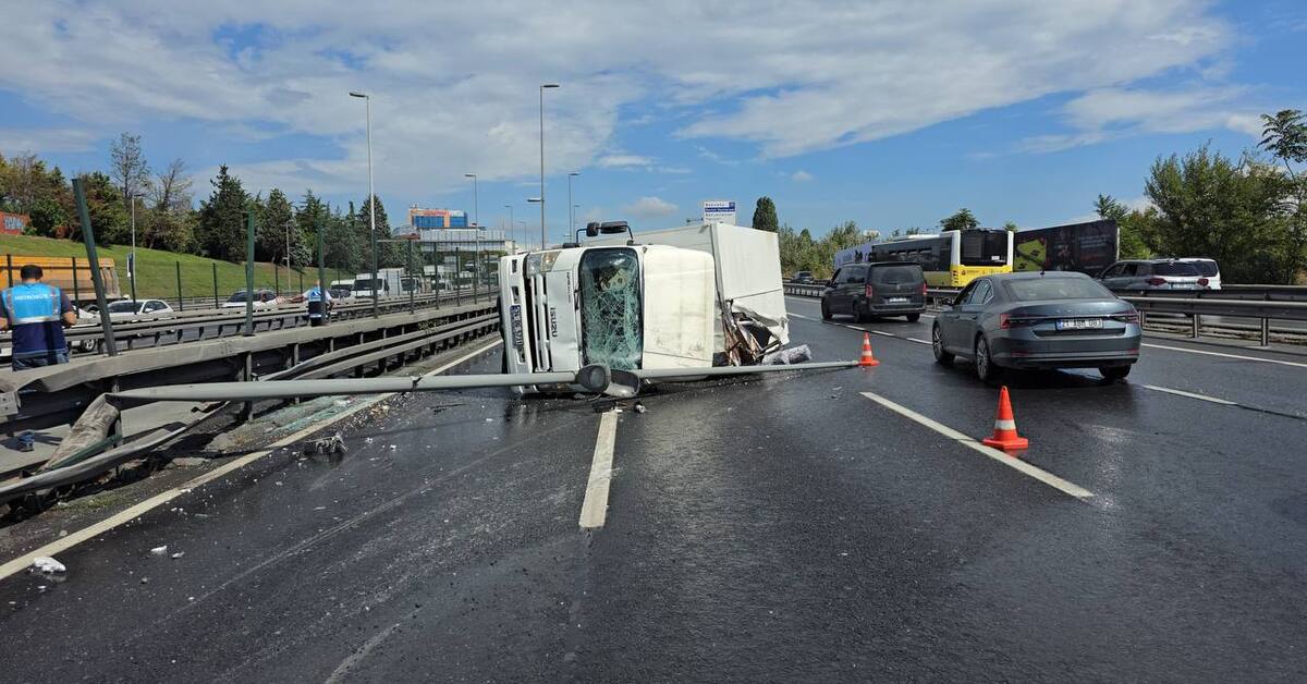 E-5’i kilitleyen kaza: Kamyonet bariyerlere çarptı, yolda araç kuyruğu oluştu