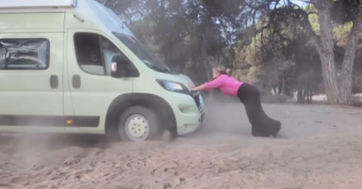 Müge Boz – Caner Erdeniz çifti kuma saplandı