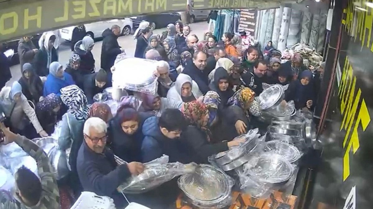 Mersin’de uygun fiyata satılan ürünler izdihama neden oldu
