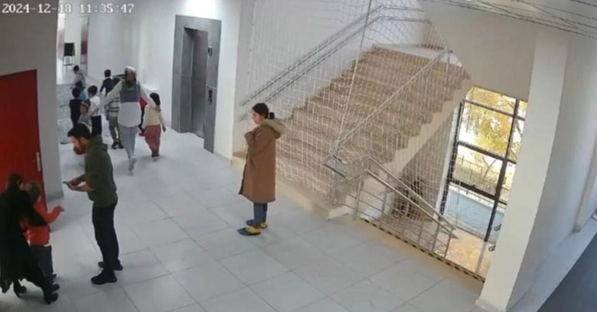 Okul müdürünün ‘Heimlich manevrası’ öğrenciyi kurtardı…O anlar kamerada
