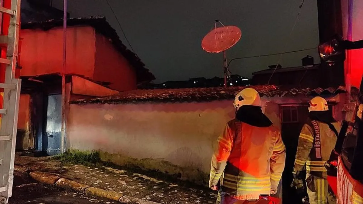 Beyoğlu’nda gecekondu alevlere teslim oldu