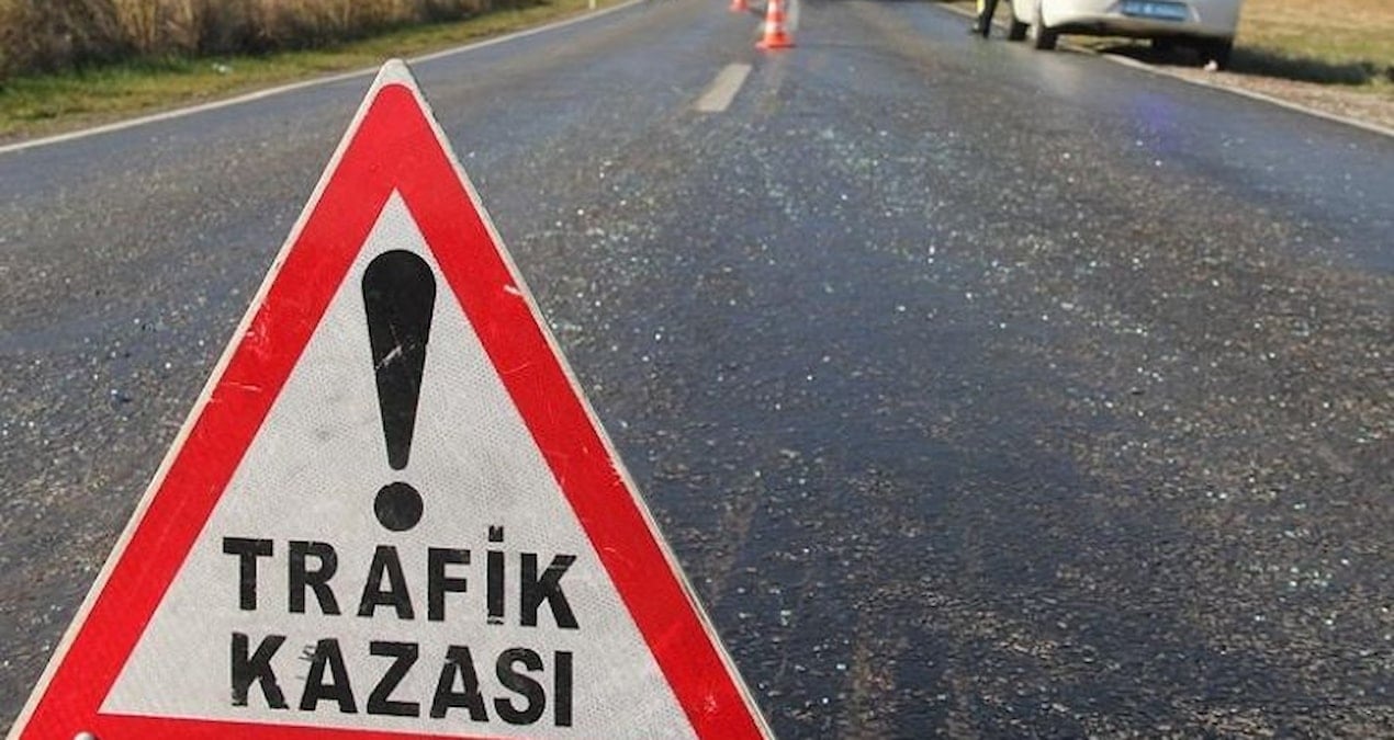 Kocaeli’nde motosiklet kamyonla çarpıştı, 2 kişi yaralandı